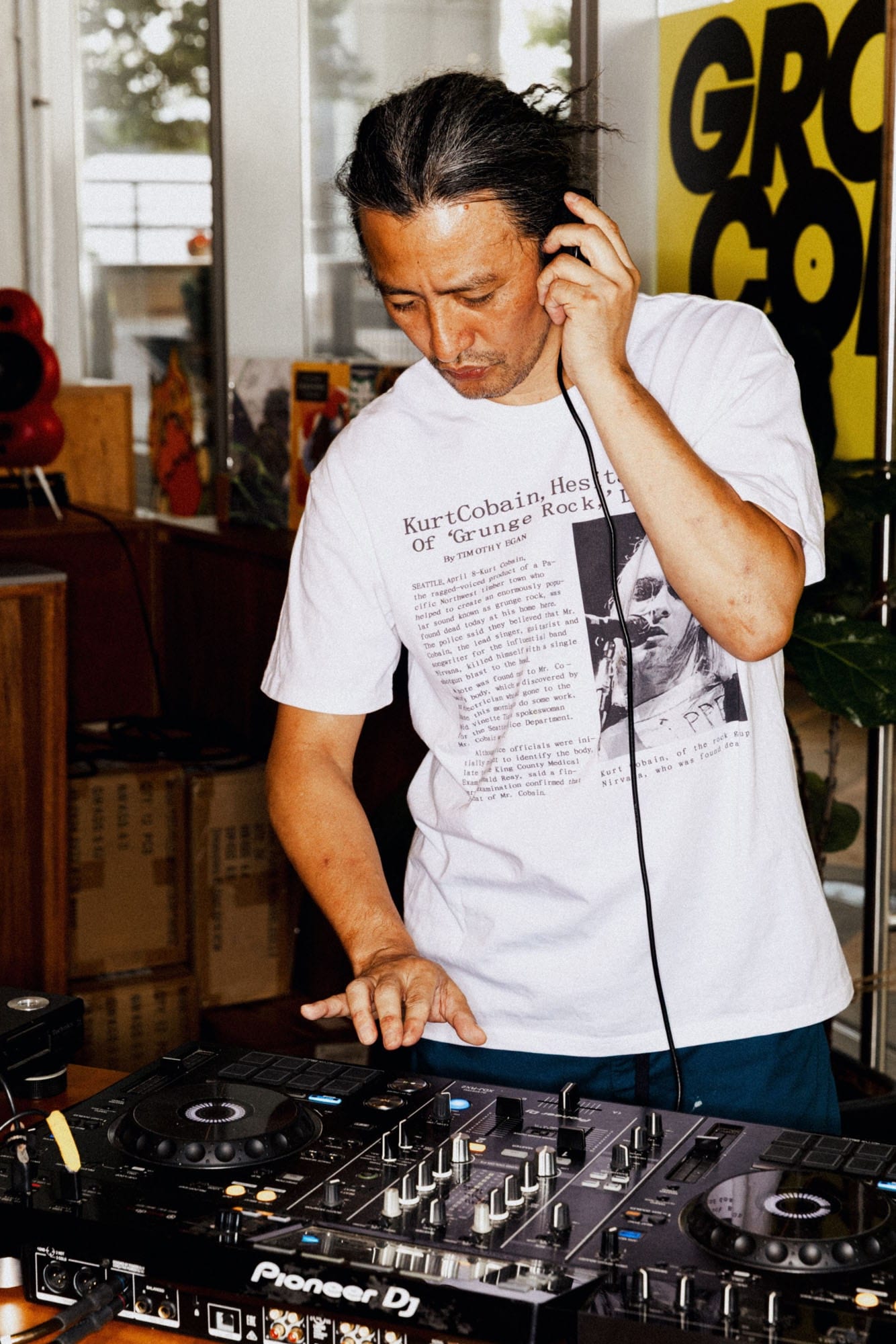 DJ Lee Gardens performing at Grooffee Corner by HOW X 10000hz