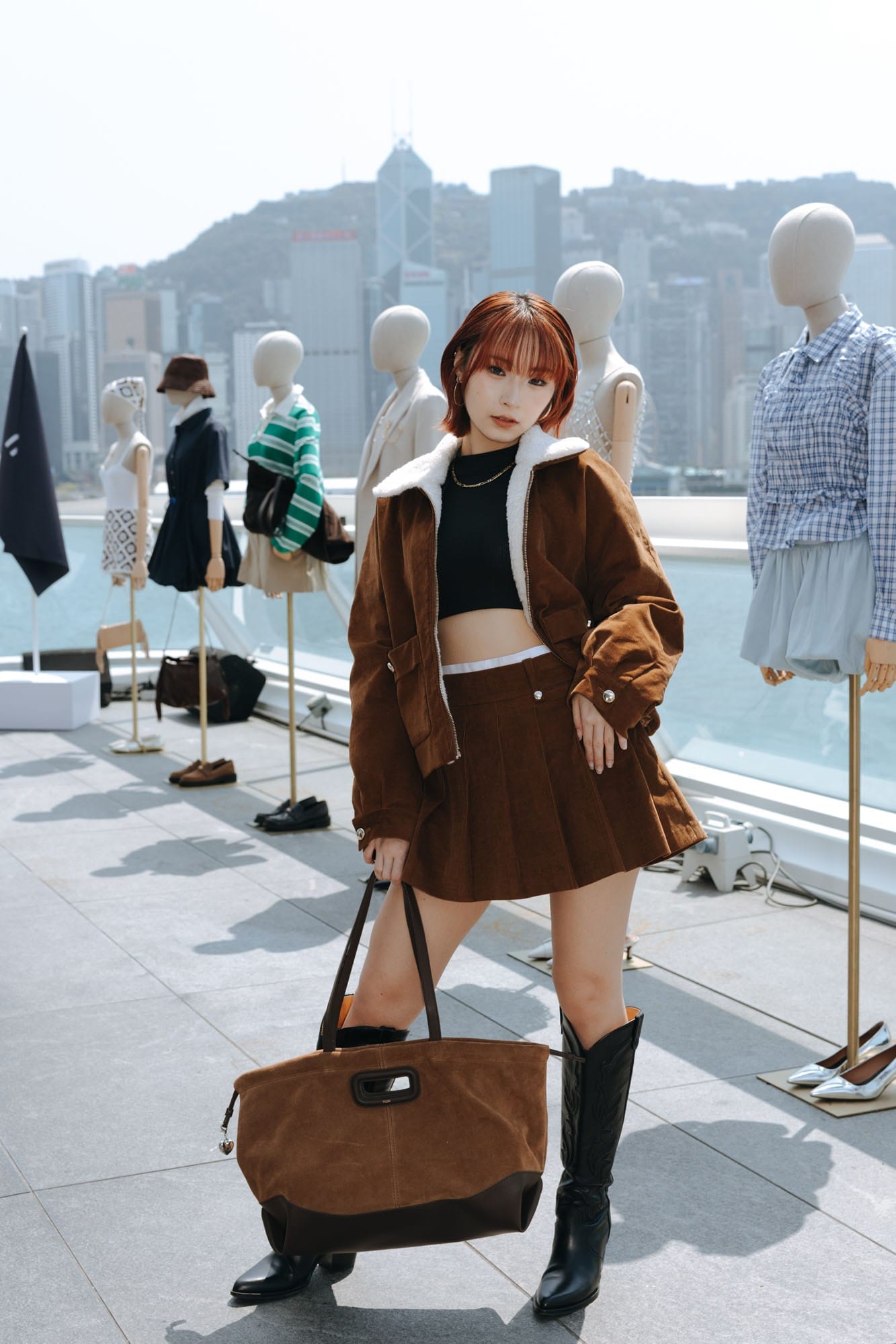 Guest in a brown Maje look at the SS26 presentation