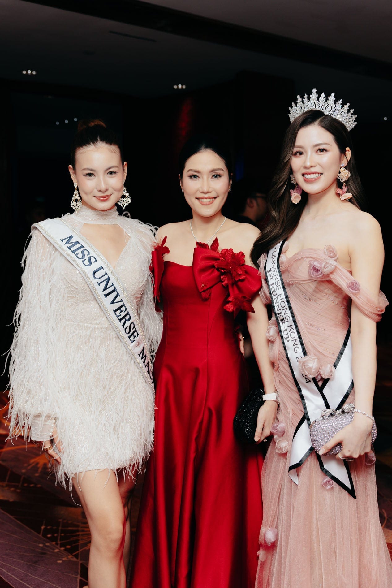Cassandra with other Miss Universe contestants