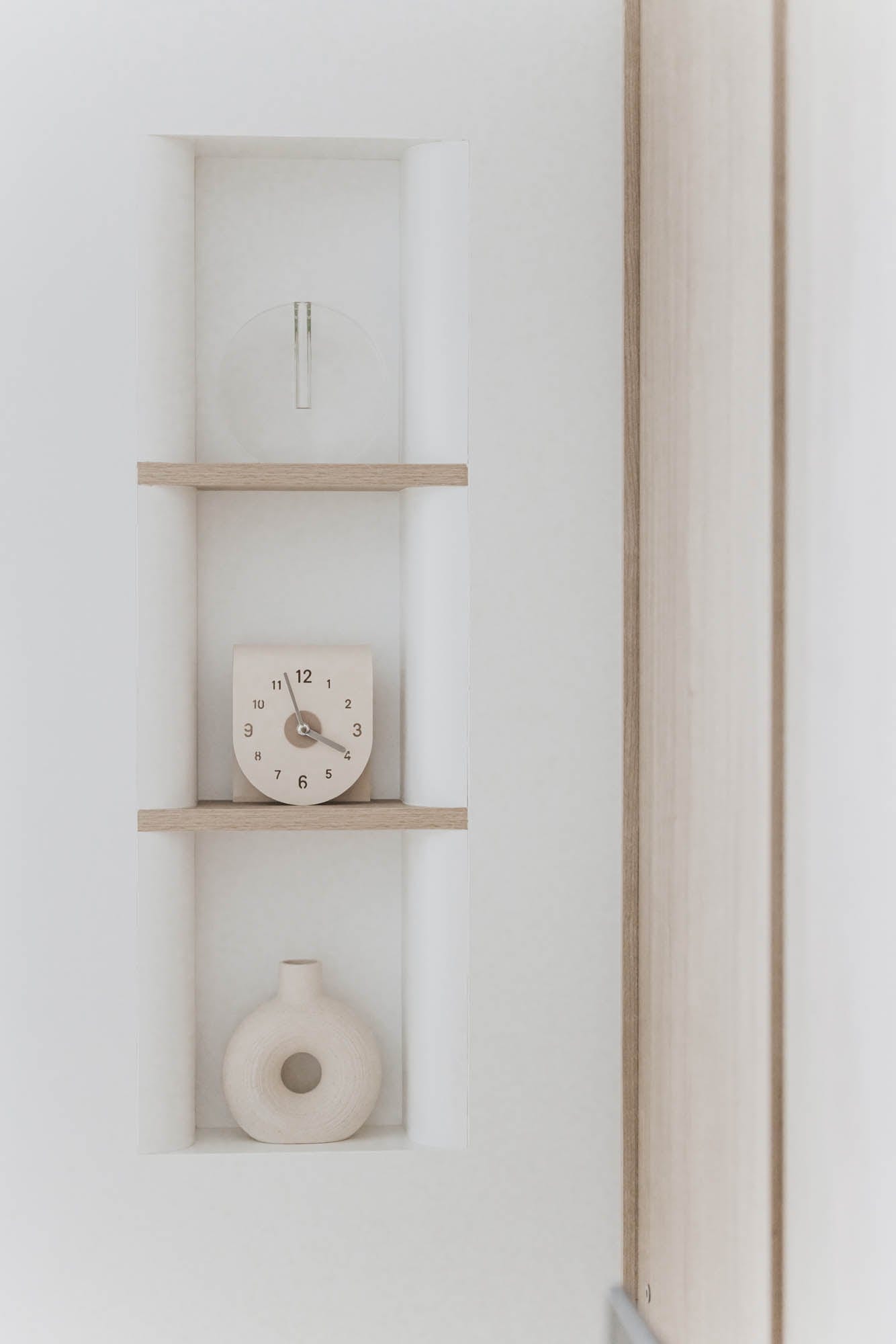 Kai Chuen Court recessed bedroom niche with clock and ceramic detail